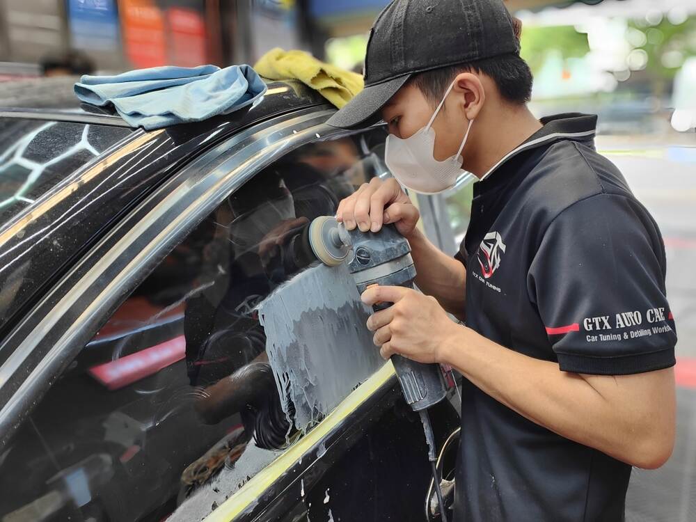 Xóa vết bẩn trên kính ô tô